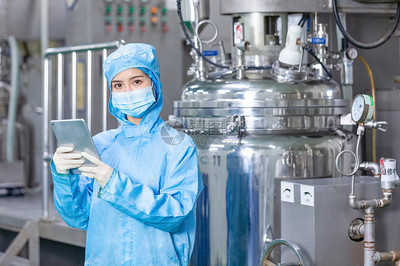 化工廠技術(shù)工人手拿平板電腦工作 計(jì)算機(jī)技術(shù)開發(fā)賦能工業(yè)智慧化轉(zhuǎn)型